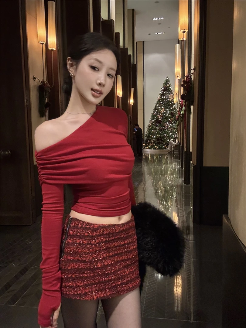圣诞氛围感红色斜领露肩长袖T恤女秋冬新款小众亮片包臀短裙套装