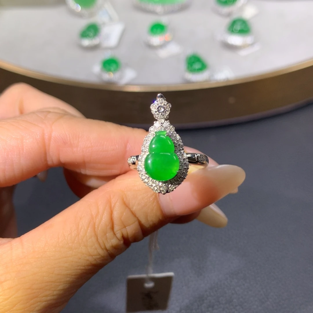 翡翠戒指18K金镶嵌翡翠