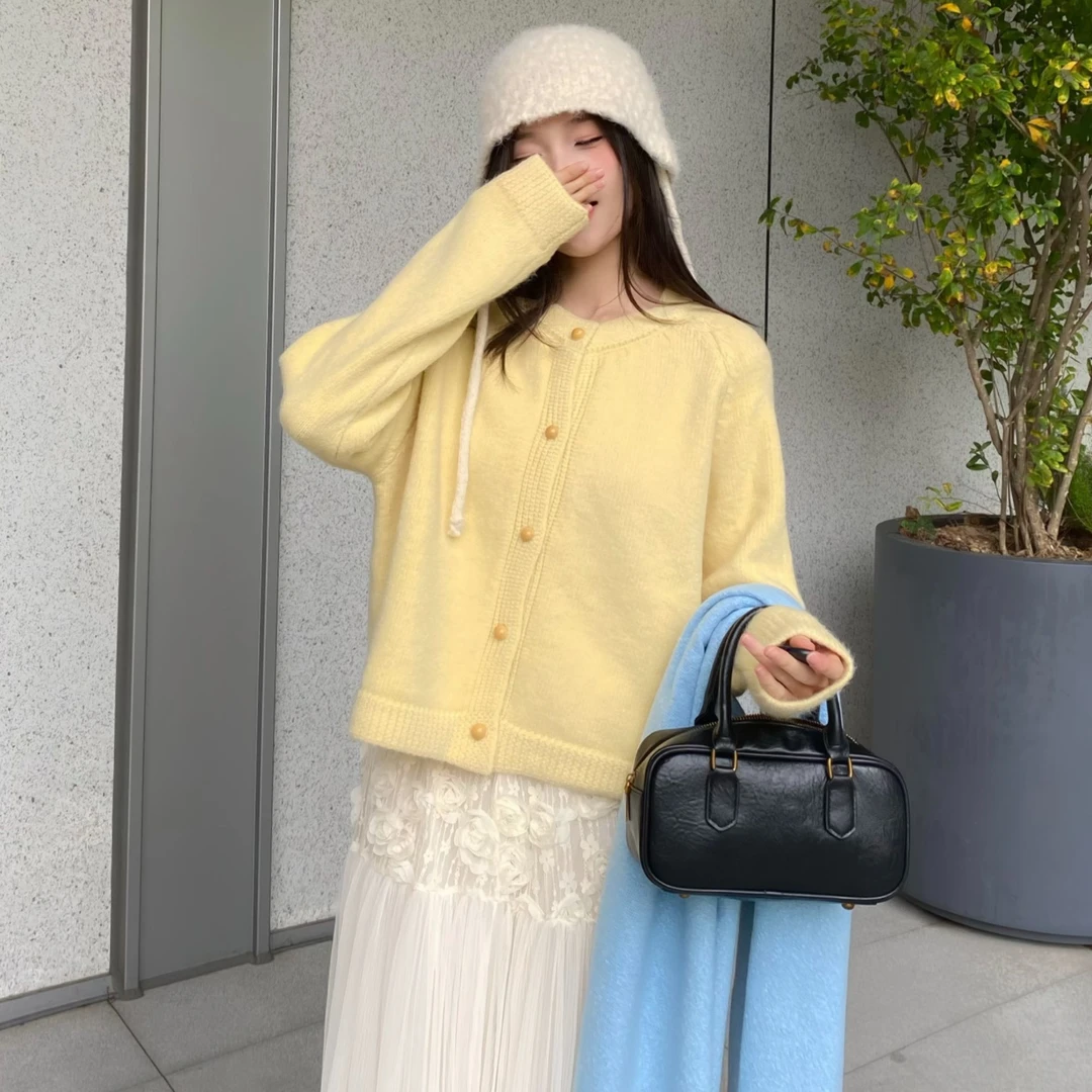 高级感纯色小木扣纯色针织开衫女2024秋冬新款显瘦洋气毛衣外套