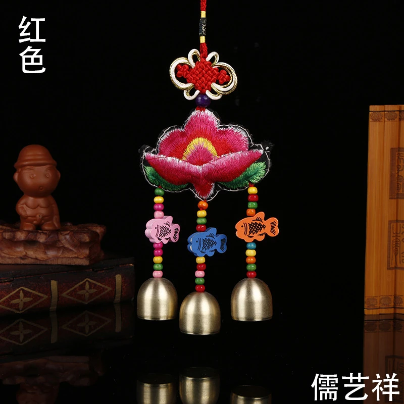 批发云南丽江双面绣花风铃手工制作铃铛车挂包挂绣花门饰工艺品