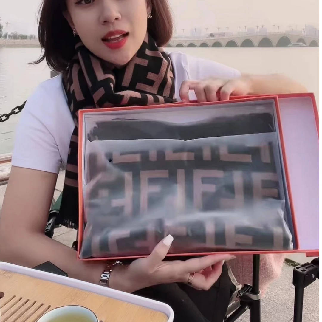 【徐雪专属】咖色字母围巾礼盒装简约时尚秋冬保暖大披肩