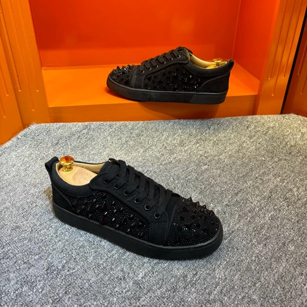 春季新款潮流男士低帮韩版时尚休闲百搭热门同款重工铆钉红底