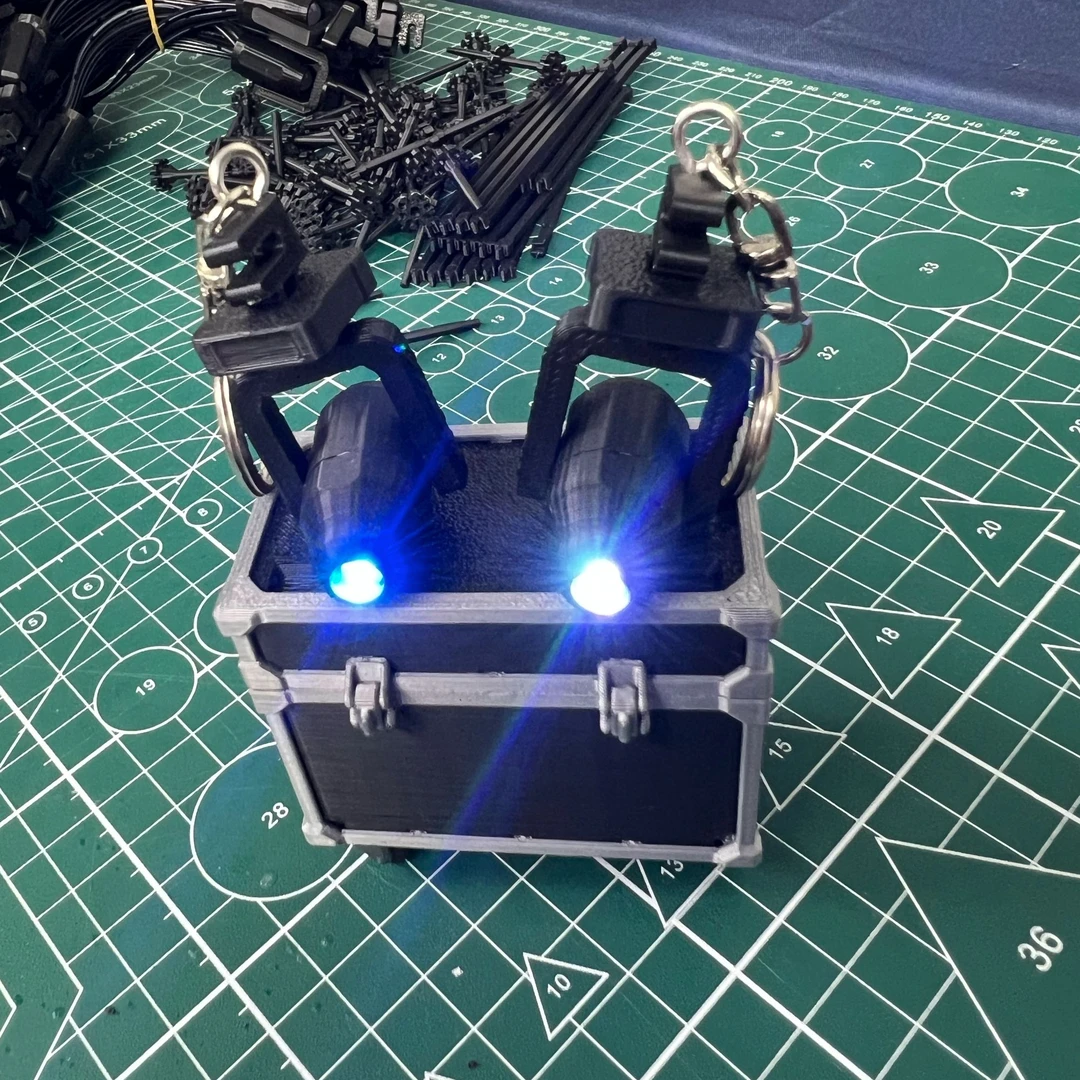 1个带轮子迷你航空箱+2个光束灯钥匙扣款（1+2组合装）