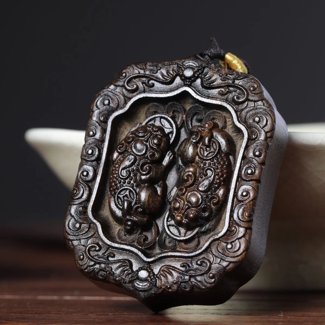 （吊坠.双貔貅）巴布亚贡木天然复古精工原木雕刻挂件