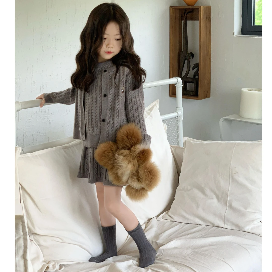 《小思家》2024秋季新款韩版女童休闲毛线针织开衫外套搭半裙三件套