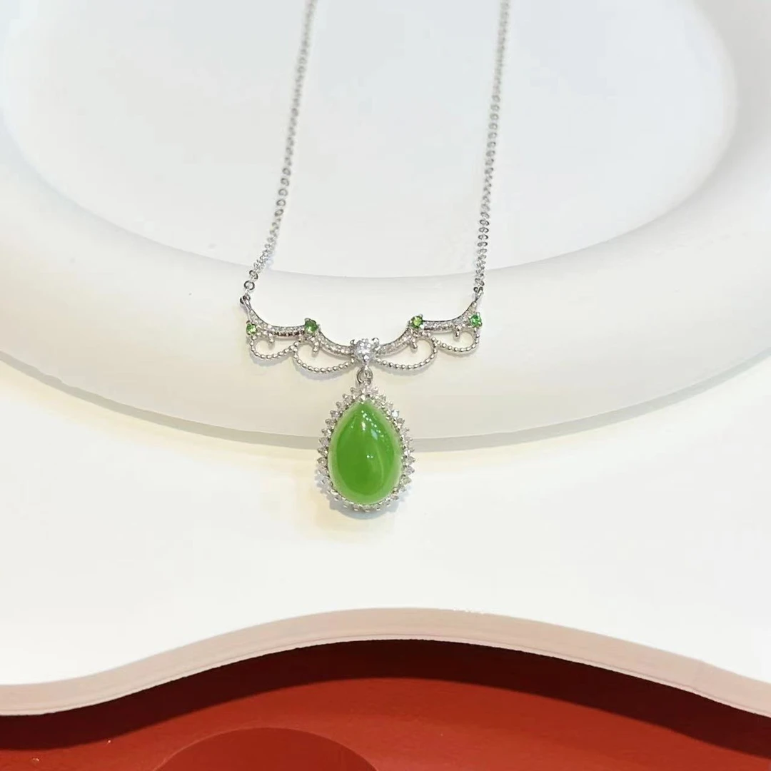 18K金重金封底镶嵌9*11厚8mm和田玉苹果绿水滴套链HNZ5654