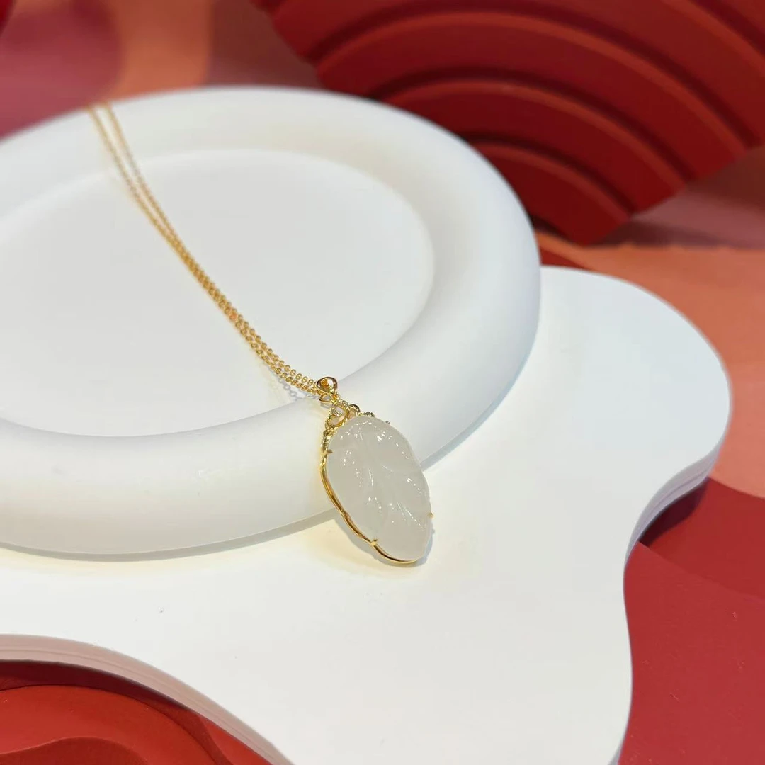 【红娘子】18K金镶嵌25*15.4*5.9mm高货白玉叶子HNZ7903