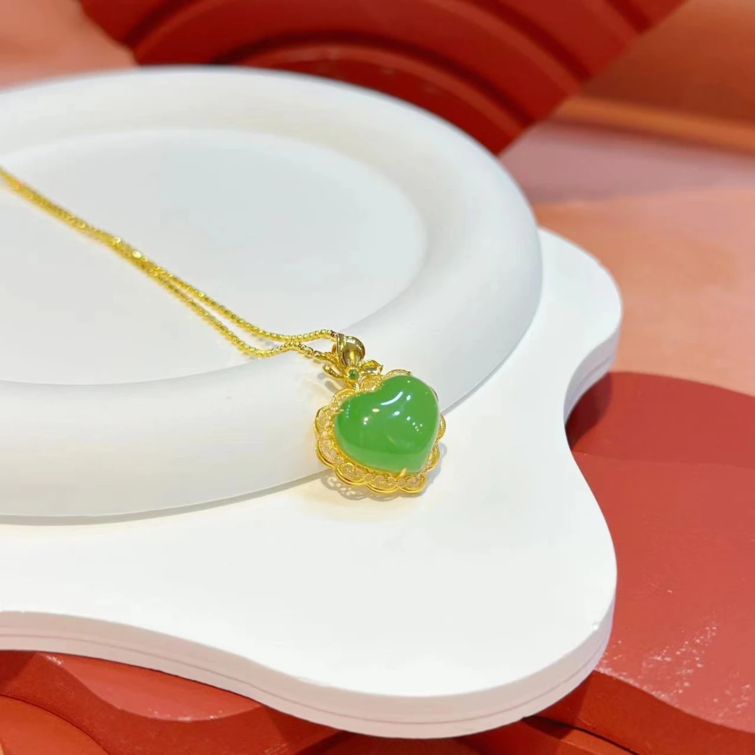 18K金三叶草镶嵌16mm和田玉苹果绿爱心HNZ7387