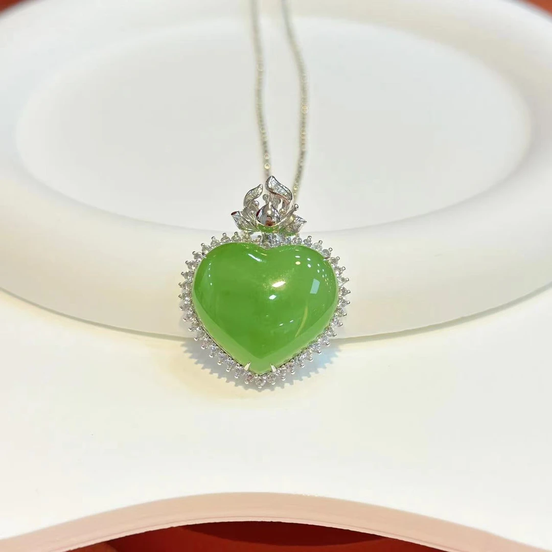 【红娘子】18K金重金封底镶嵌22mm和田玉苹果绿爱心HNZ5678