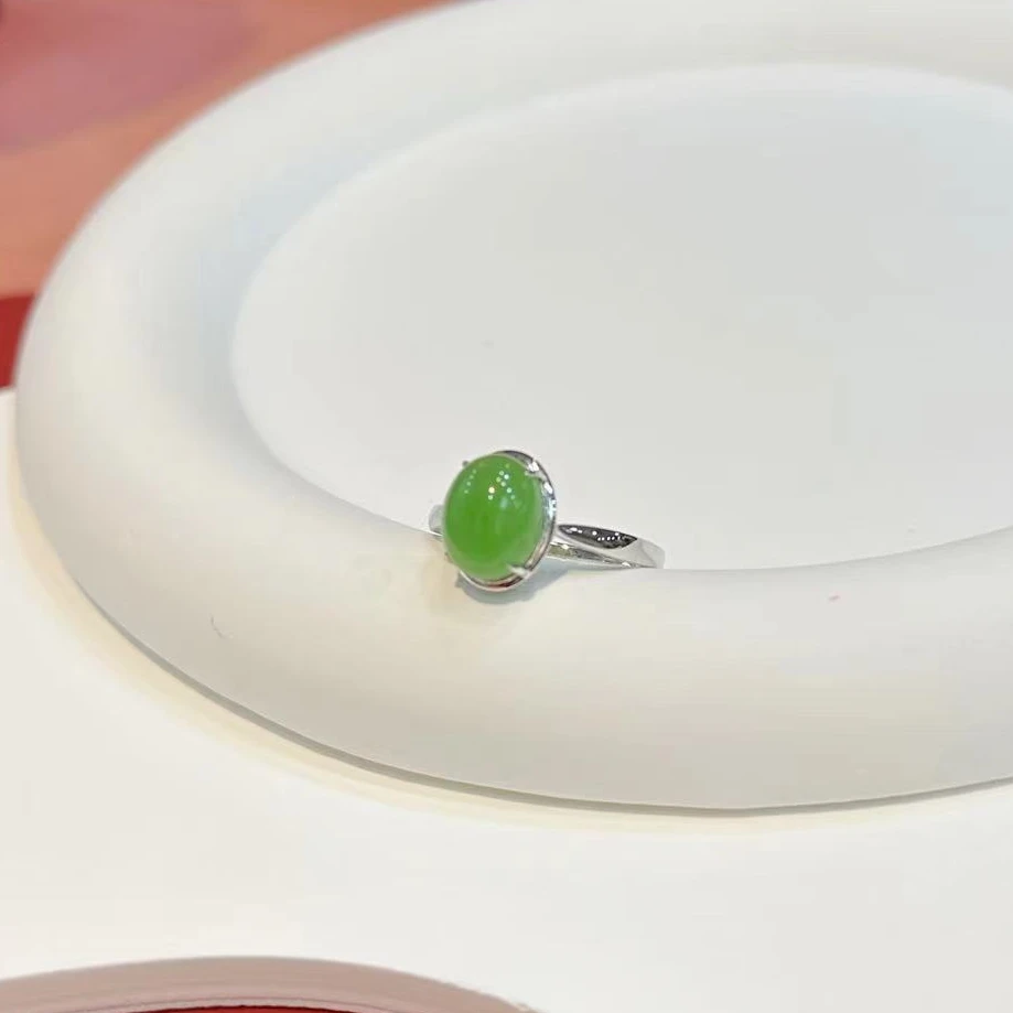 【红娘子】18K金镶嵌8*10mm和田玉苹果绿旦面戒指HNZ6562