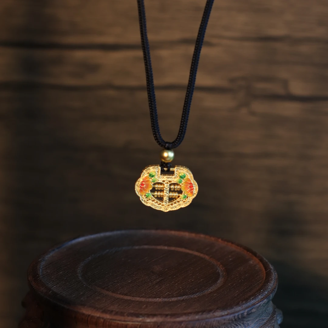 活动649/克 古法金黄金珐琅彩錾刻花卉算盘锁包足金挂坠吊坠