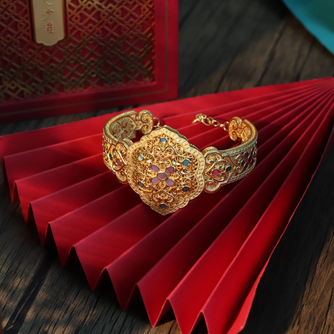 朝銮黄金黄金螺钿镂空花丝带链尾足金手镯