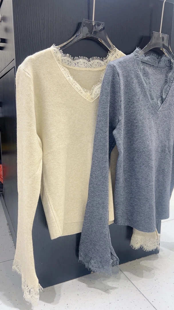 她家蕾丝边v领毛衣
