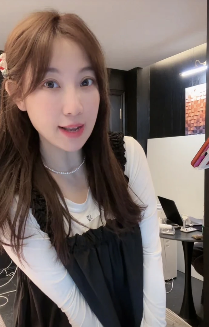 【BORAKOO】 好韩的黑色木耳边廓形吊带抹胸裙