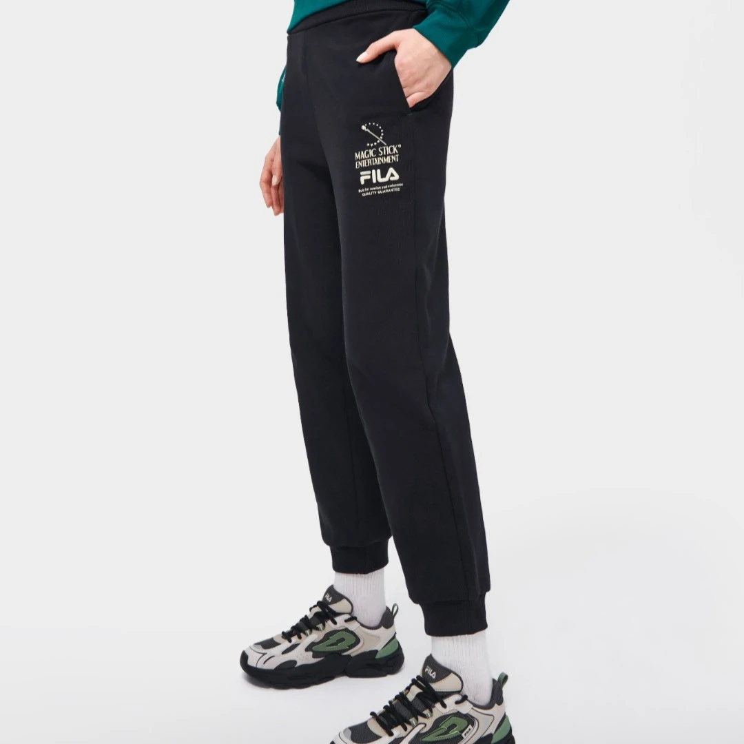 Fila/斐乐女子新款时尚休闲简约黑色束口运动针织长裤 F11W319601