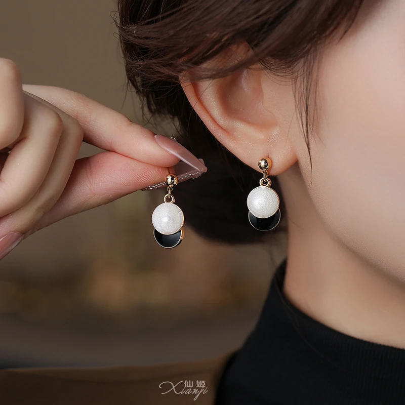 铜合金耳饰 12360 复古时尚简约百搭黑白撞色圆片流苏耳钉耳饰