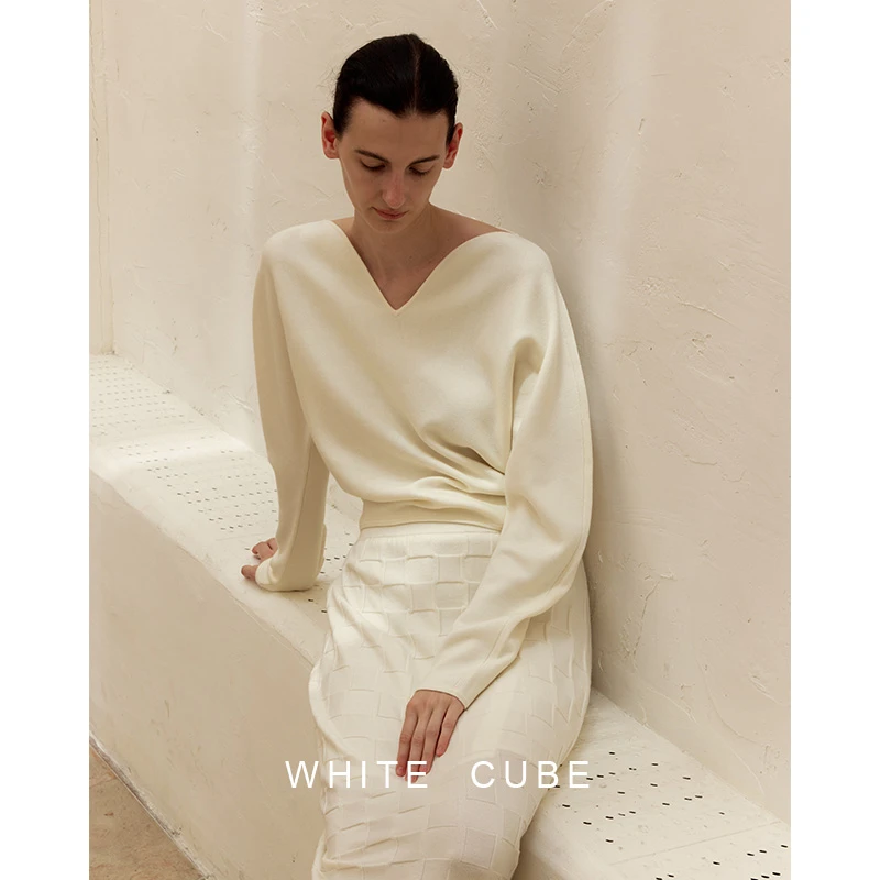 whitecube秋季简约时髦感花瓣领全羊毛羊腿袖针织衫上衣女