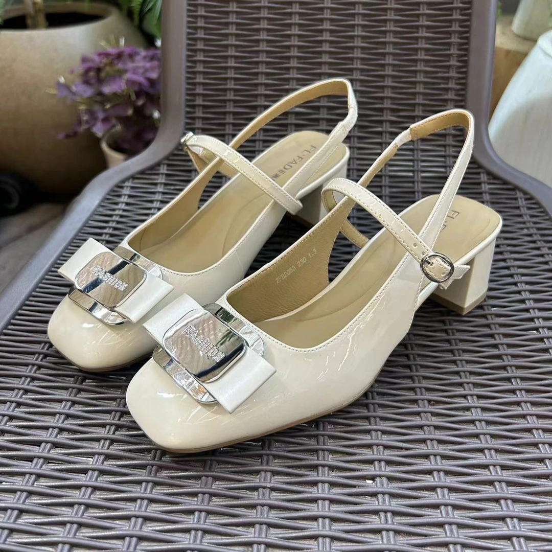 气质白色百搭女士夏季细跟时尚女凉鞋粗跟尖头低跟时装真皮一字带