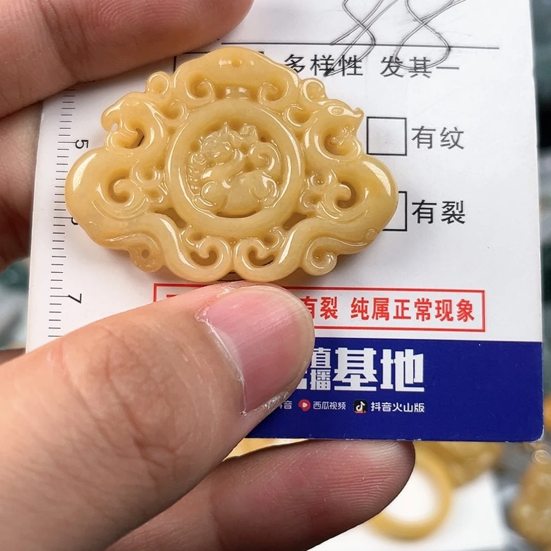 翡翠颈饰未镶嵌天然翡翠A货多样性发其中一件