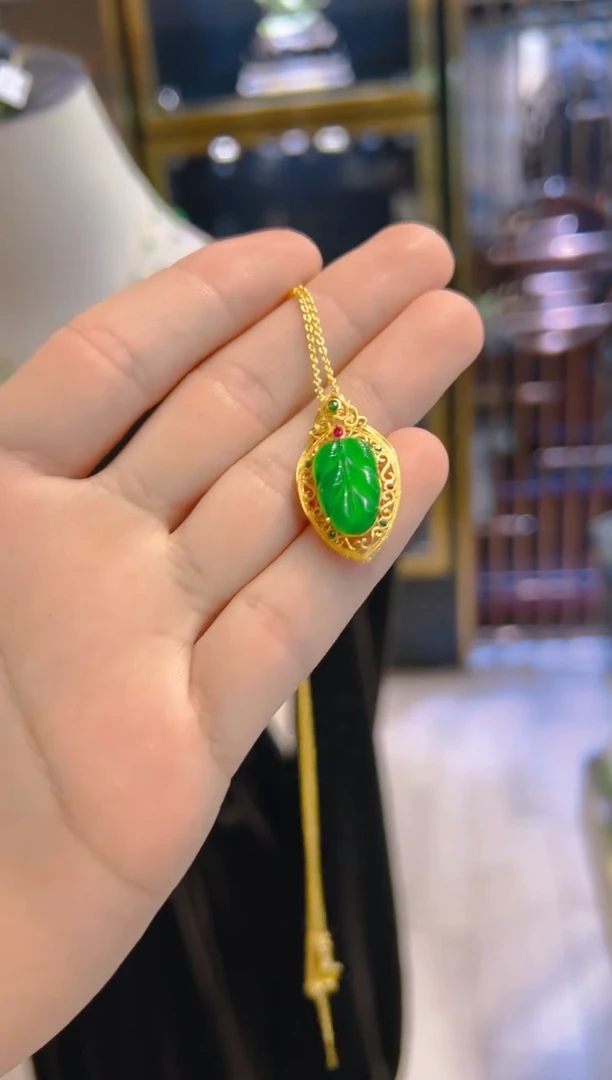 【闪购商品】翡翠吊坠赠链18K金镶嵌5 多样性发货