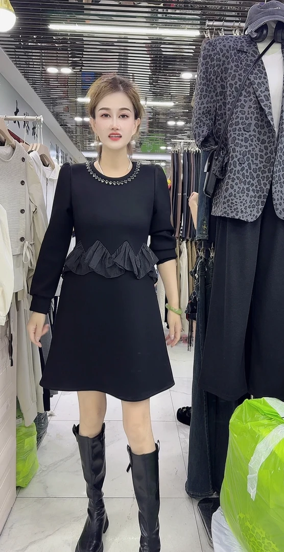 88320重工领遮肉连衣裙