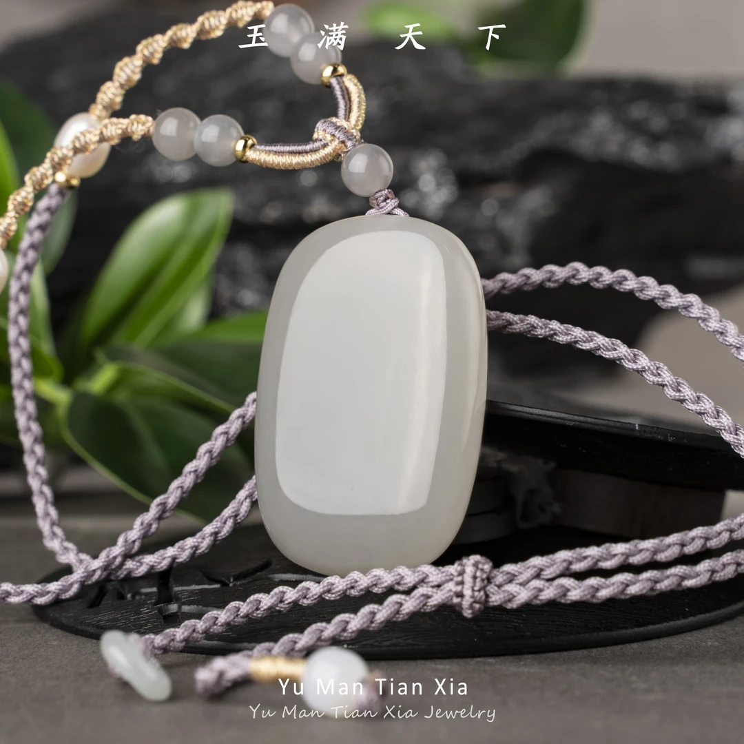 玉满天下意柔冰烟紫无事牌和田玉吊坠