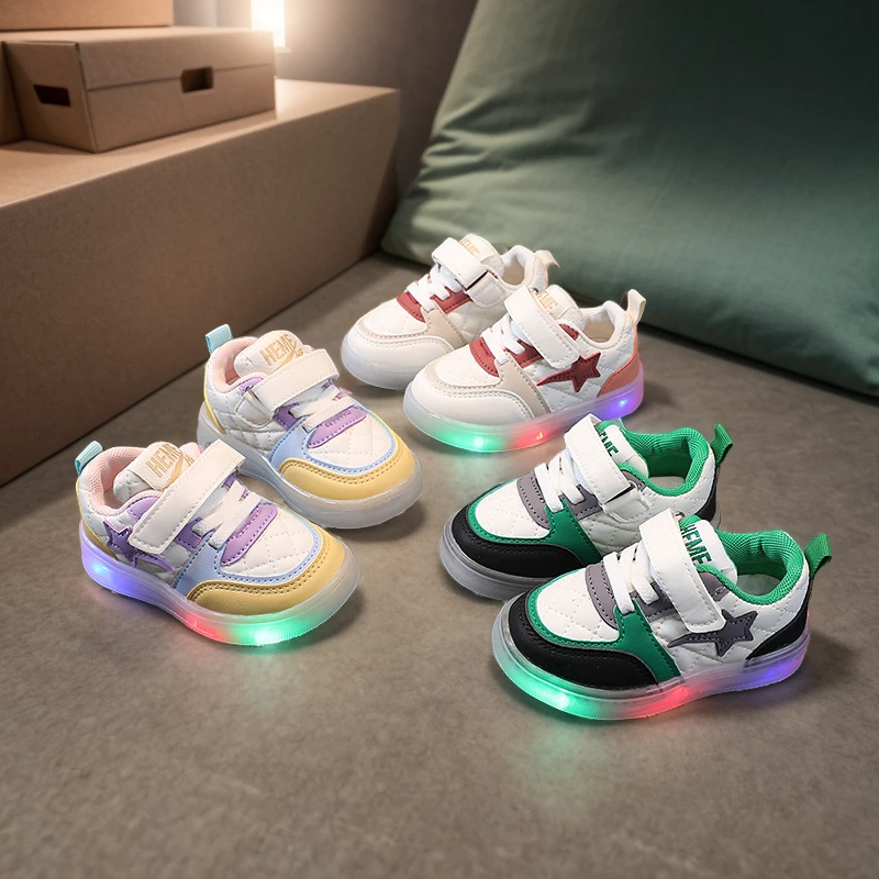 儿童秋冬鞋小孩亮灯板鞋男童休闲鞋女童小白鞋1-6岁3皮面运动鞋潮