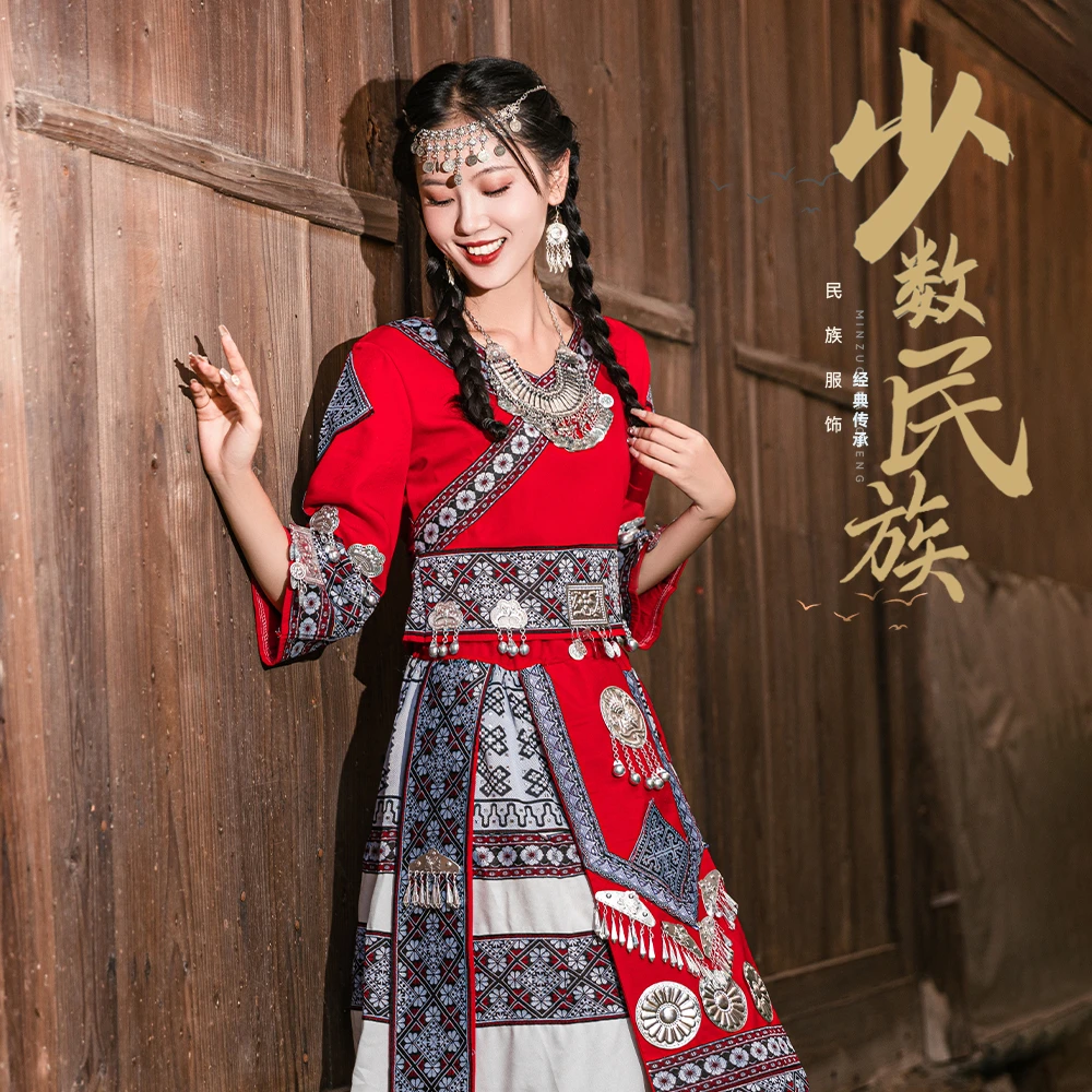 56个少数服装女苗族服饰女成人舞蹈演出服瑶族刺绣表演服苗家衣服