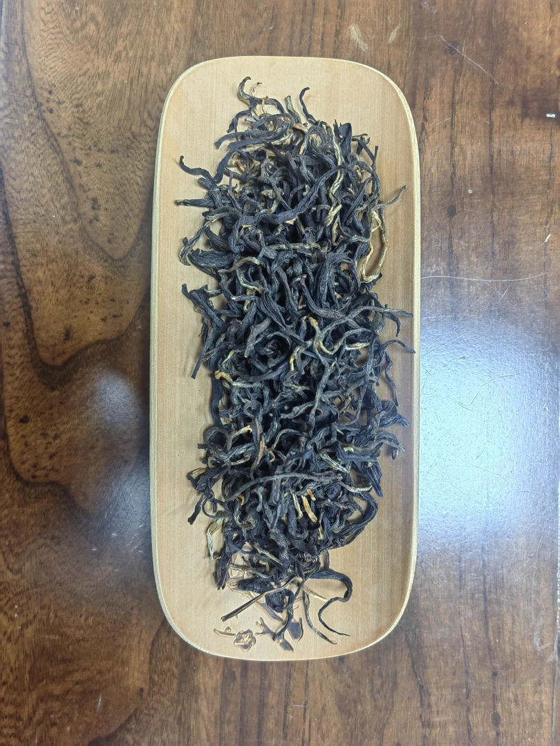 红茶—云南滇红荒山红茶，口感醇厚，香气独特，茶色橙黄亮丽的色泽