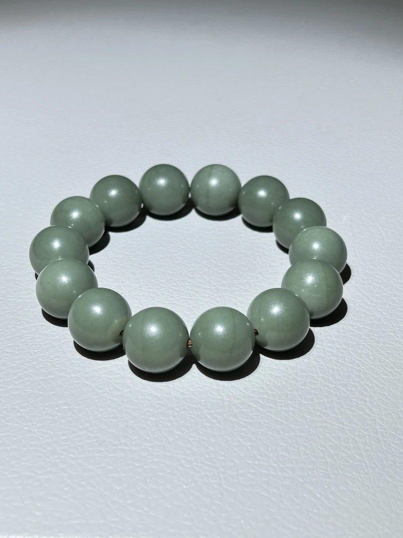和田玉圆珠手串，豆青色带有糖线特色料，色泽艳丽，男士手串珠精美