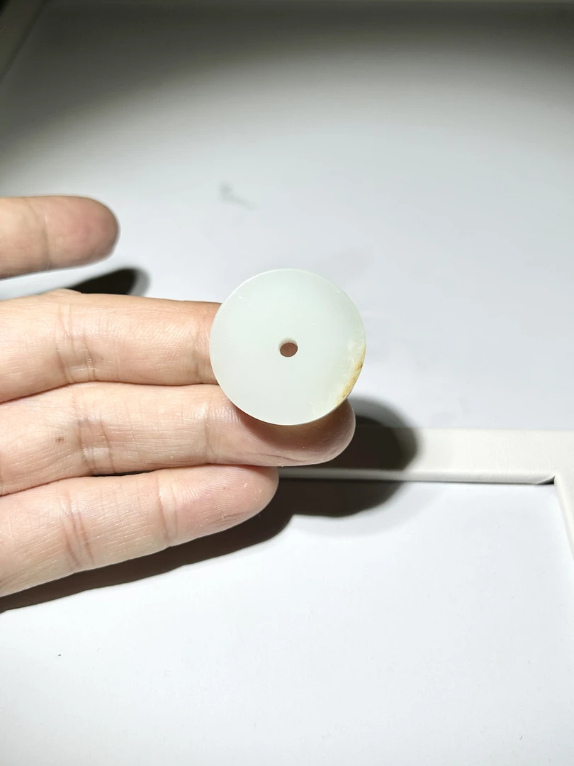 和田玉籽料平安扣，细腻白润撒金皮白色冰透大女王