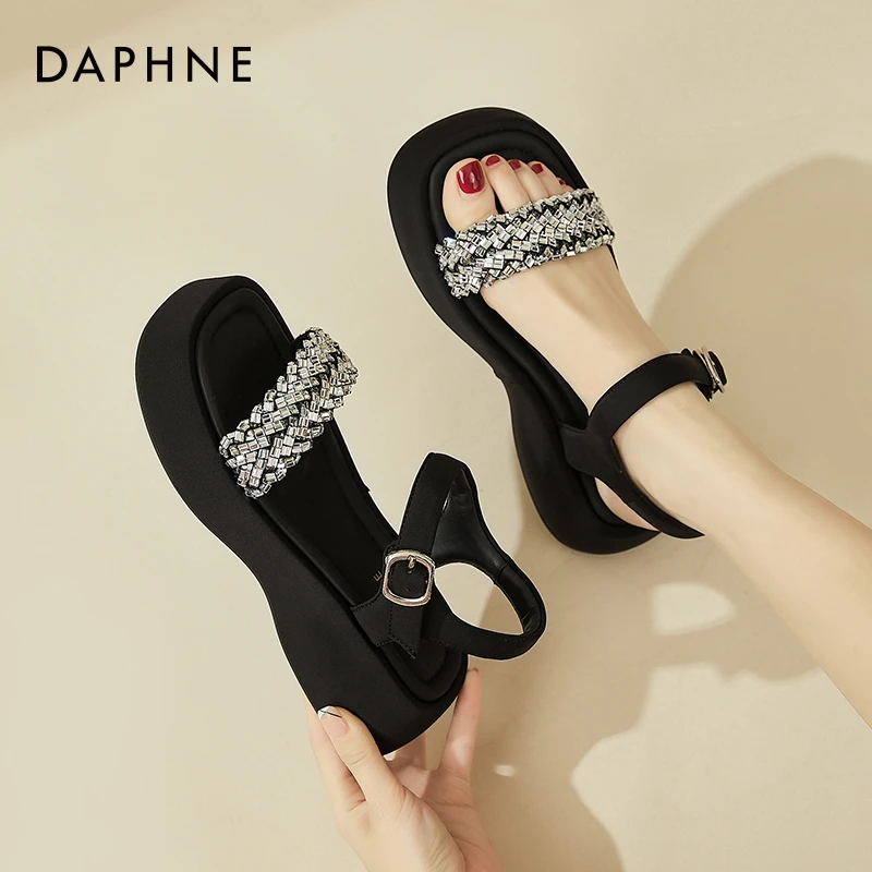 达芙妮银色凉鞋女2025新款夏季外穿水钻松糕鞋厚底一字带沙滩鞋ZX