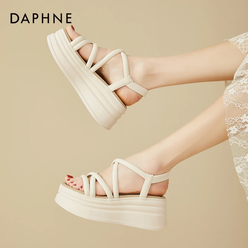 达芙妮上班专用软底沙滩鞋女款2025夏季新款气质仙女风罗马凉鞋女