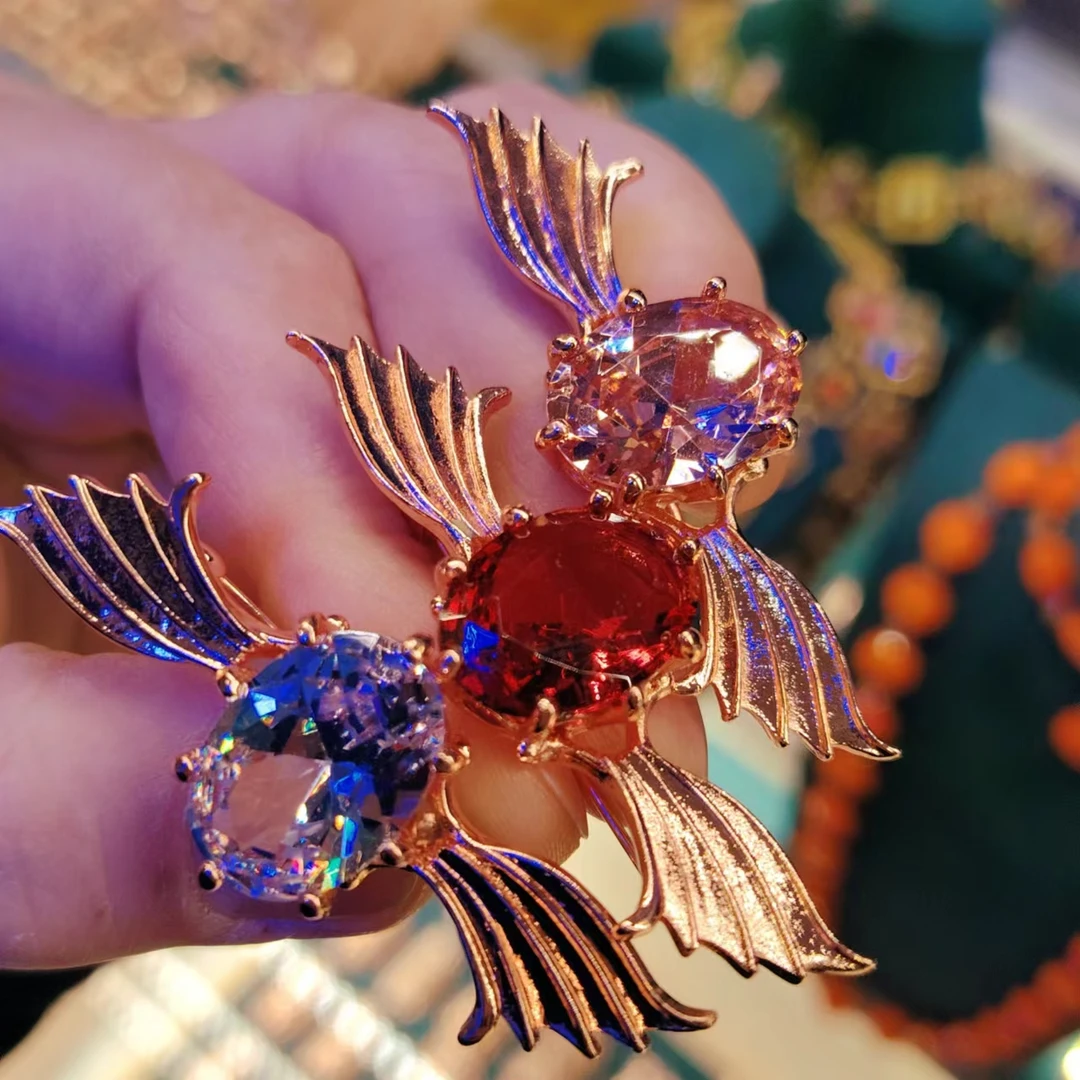 铜合金合成锆石胸针 轻奢百搭胸花高级锆石可爱配饰胸针首饰品