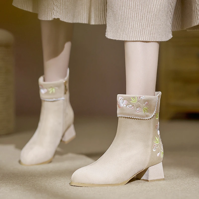 女士小香风杏色中跟短靴子加绒刺绣女靴秋冬棉靴粗跟低跟配旗袍鞋
