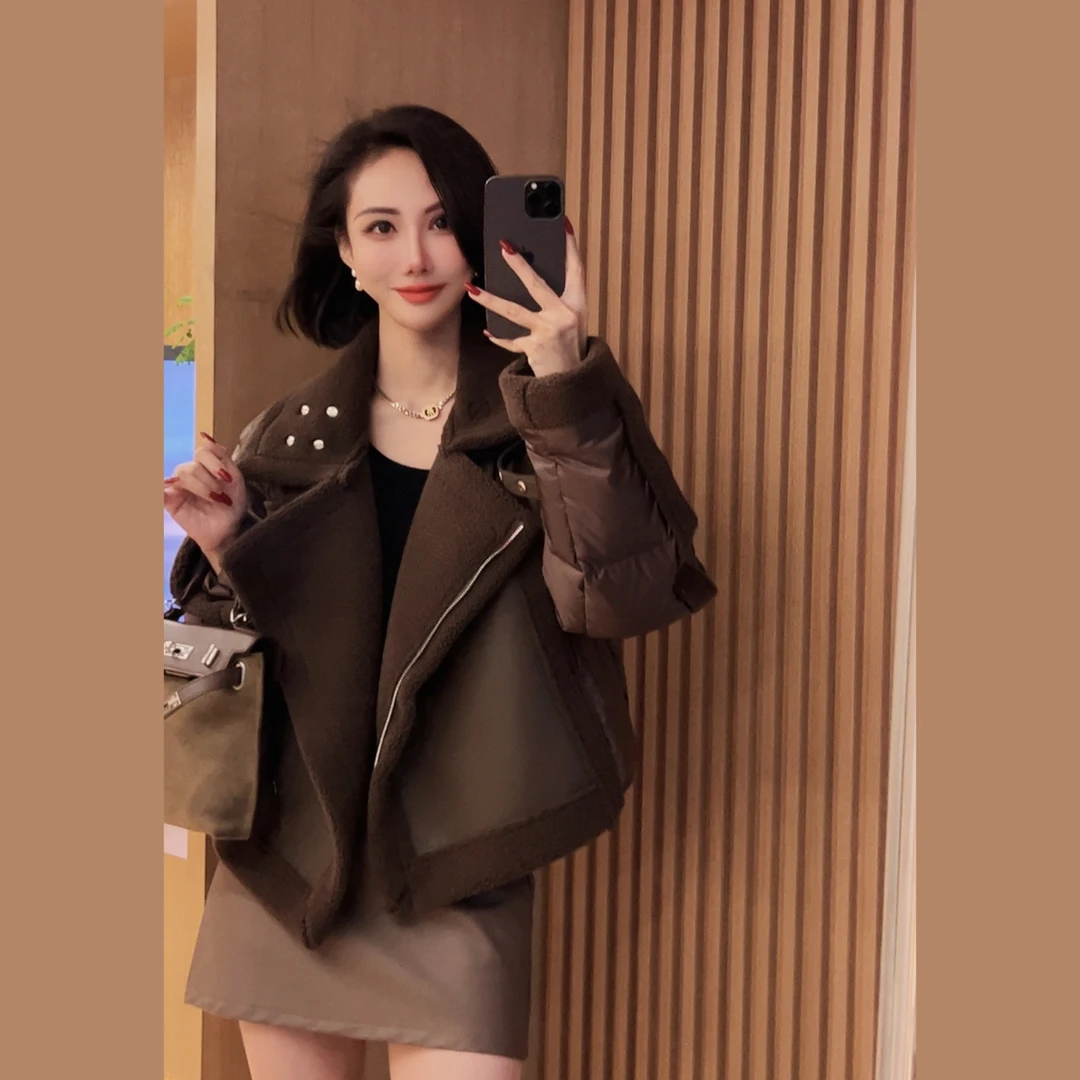 七奈推荐 【锦束】时尚羊羔毛拼接设计感机车羽绒服外套QN10386