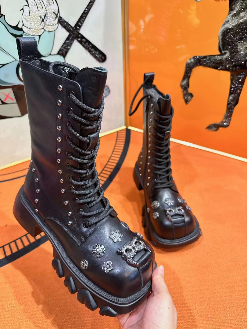 时尚百搭英伦风靴子系带黑色女靴，