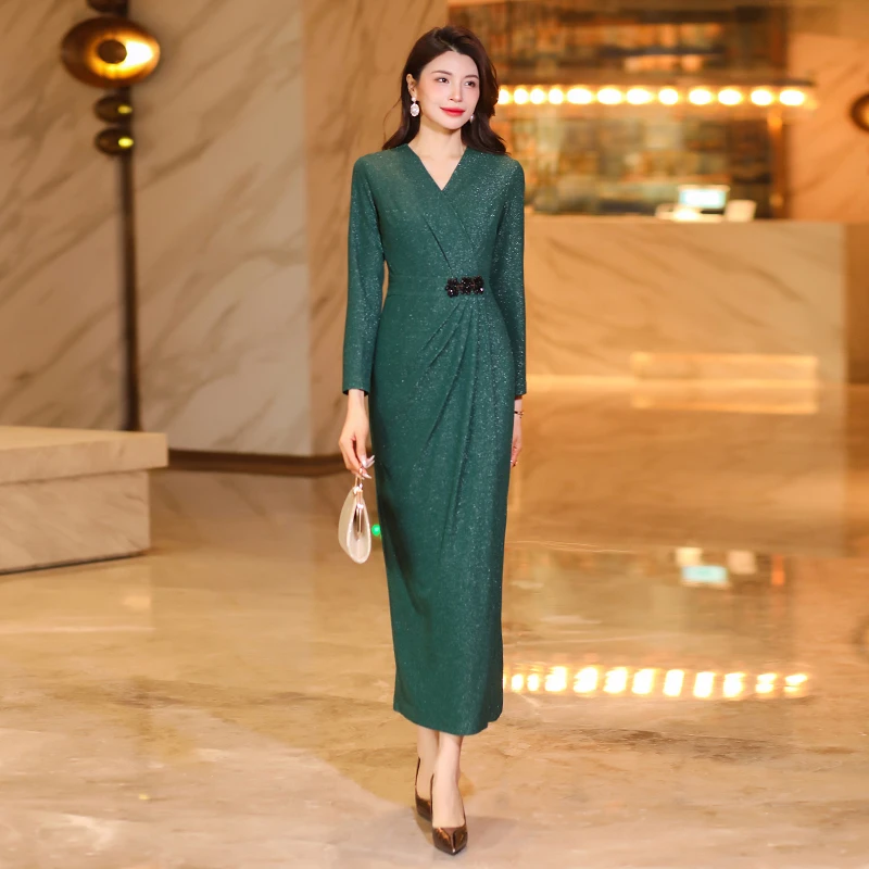 初秋连衣裙2025新款高级感气质V领显瘦收腰裙子女秋季包臀裙长裙