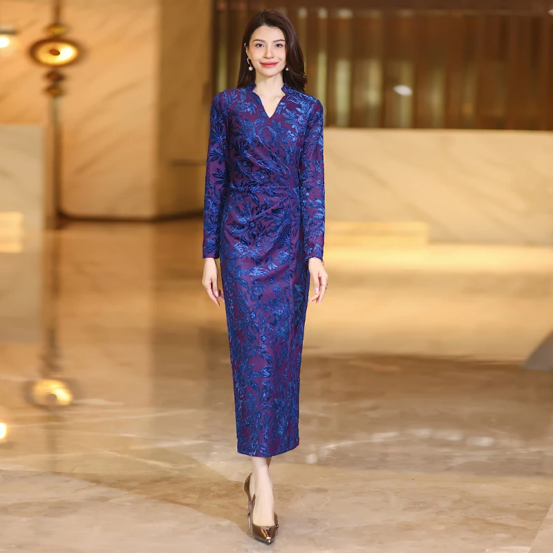 金丝绒提花连衣裙女秋季2025新款轻奢高级感气质显瘦收腰长款裙子