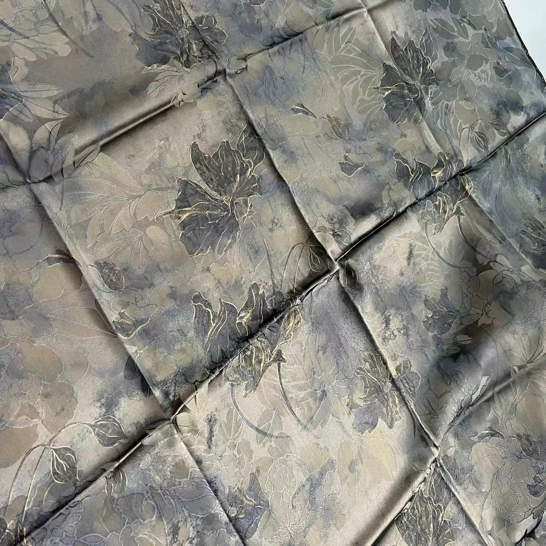 110香云纱方巾-烟雨朦胧 6y前喷摊雾草木灰湖丝大晶花萝105cm丝巾