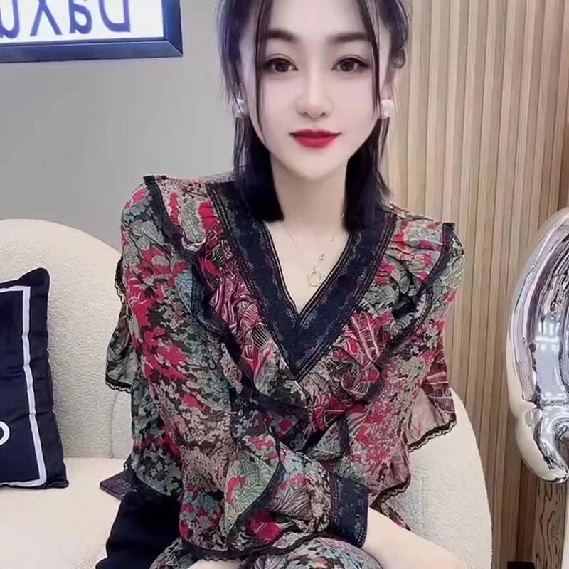 2024新款网红爆款碎花时尚雪纺衫v领木耳边百搭时尚减龄女士小衫