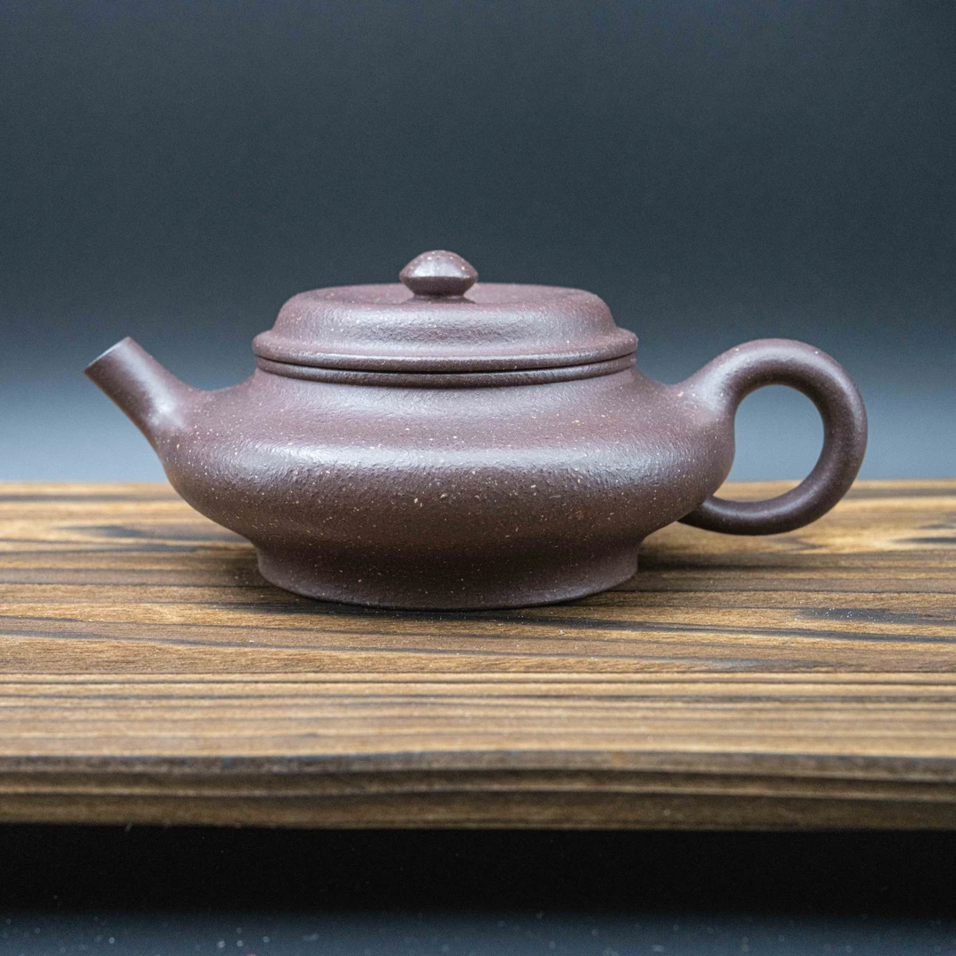 【平台底槽清·大彬虚扁】170cc手制圆壶纯手工天青黑金粗砂球壶