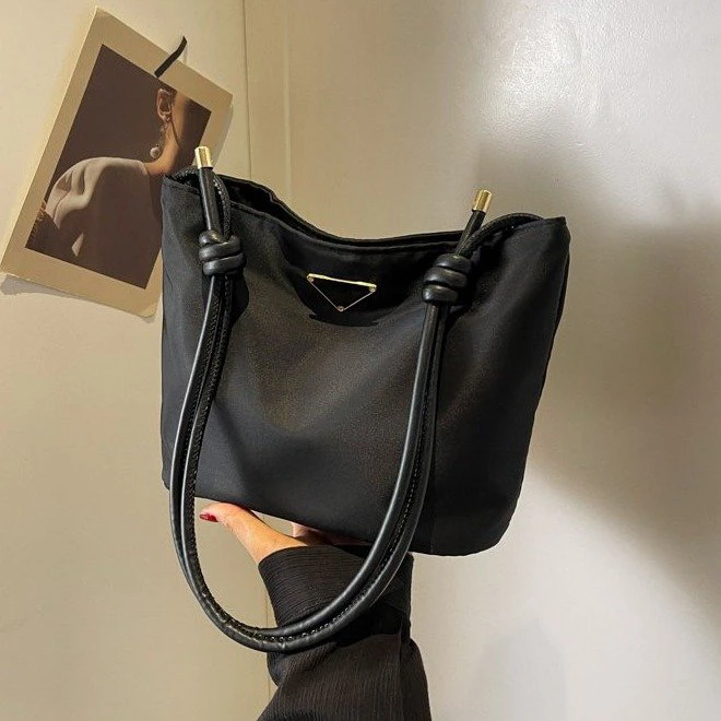 女包2024新款时尚简约纯色质感文艺风洋气休闲百搭腋下单肩