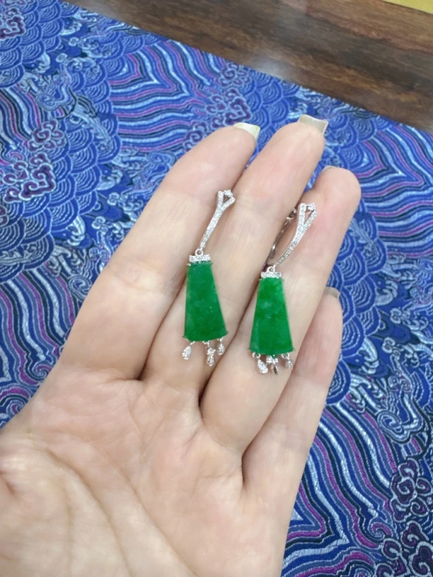 满绿豪鑲无事牌耳扣，耳钩。翡翠