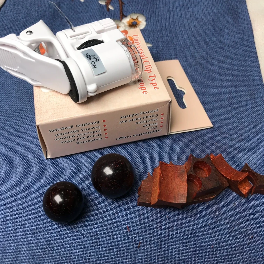 小叶紫檀鉴定真假放大镜套餐，一颗瑕疵真紫檀真金星，一颗血檀金