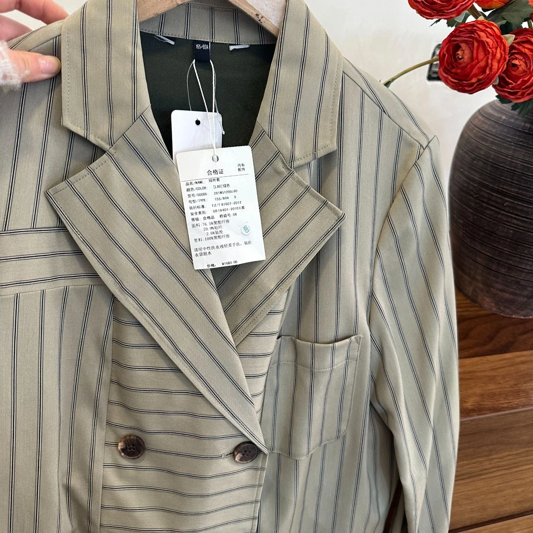 P040/艾*潘品牌女装绿色黑领短外套0884