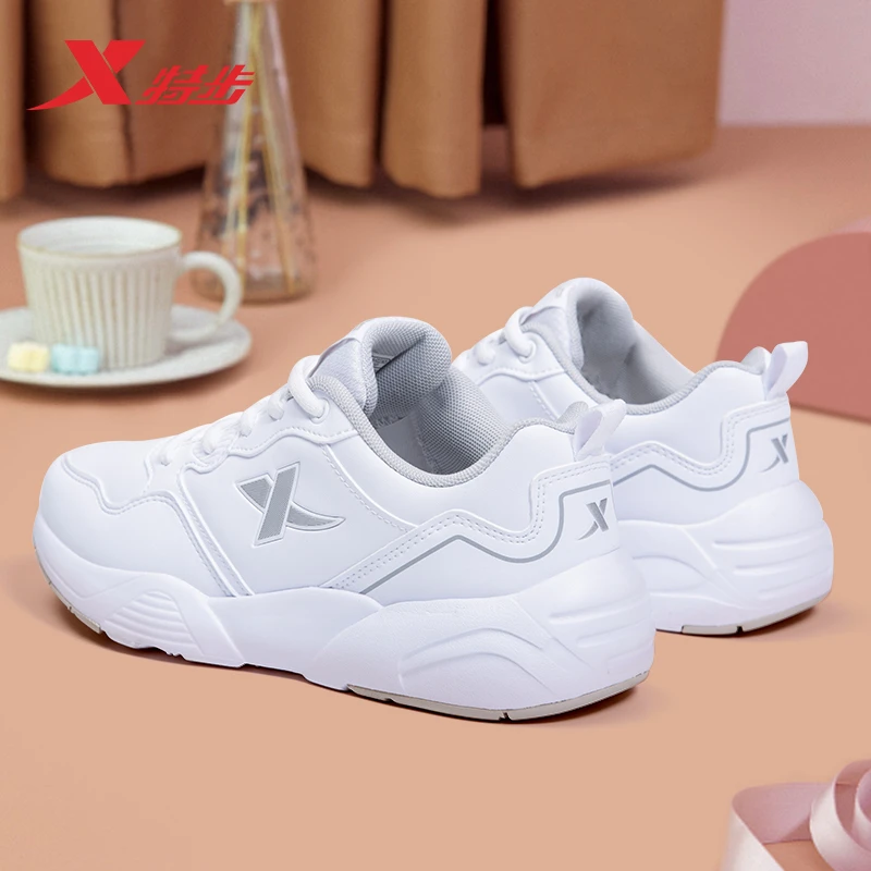 特步2025新款秋冬季皮面防水百搭轻便软底跑步鞋女款休闲跑步鞋子