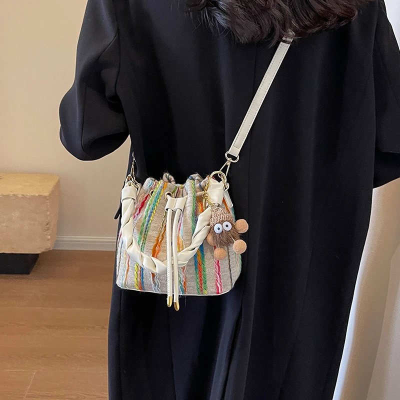 艾米兔女包2025新款潮流洋气时尚百搭设计ins单肩斜挎水桶包