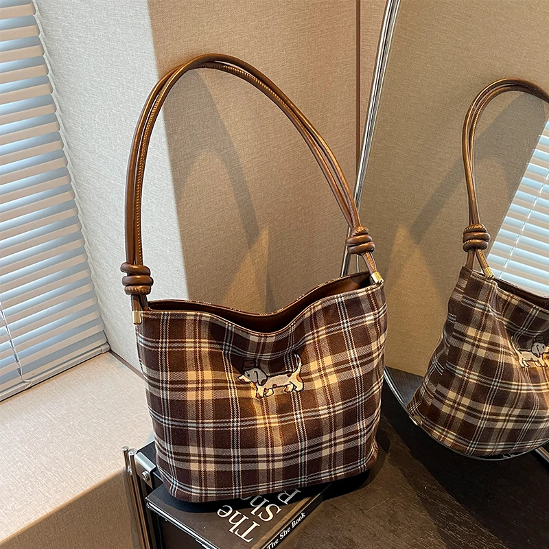 艾米兔女包2025新款潮流格纹小众洋气百搭设计单肩斜挎水桶包