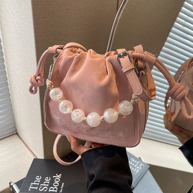 艾米兔女包褶皱云朵包包2025新款纯色韩版时尚小众单肩斜挎水桶包